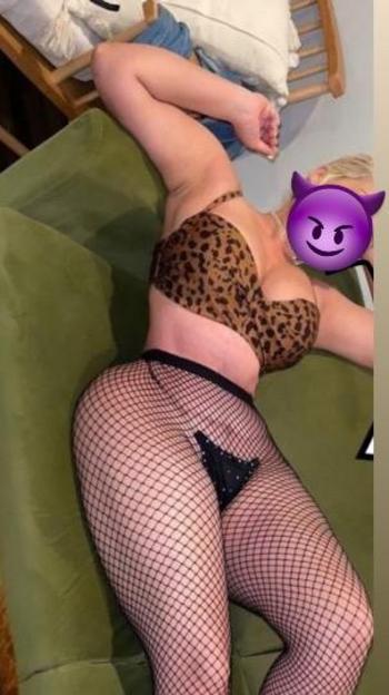 Yami Love, 22  female escort, Winston-Salem
